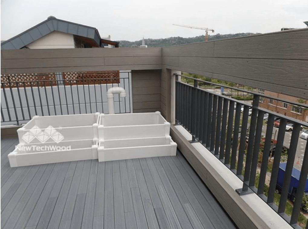 composiet terrassen en veiligheidsomheining op het dakterras kinderspeelplaats